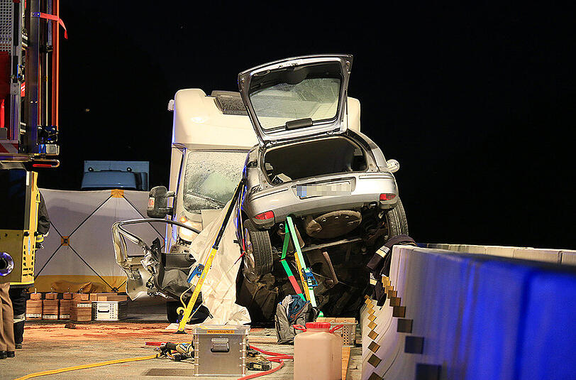 An einer Baustelle auf der A7 gerät ein Wohnmobil in den Gegenverkehr und kollidiert mit einem Opel. Der 21-jährige Fahrer des Kleinwagens ist sofort tot. Die Bilder des schrecklichen Unfalls.