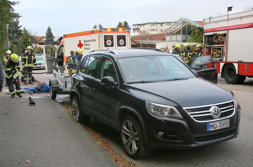 Der Anhänger ist zerstört, alle drei Unfallbeteiligten kamen ins Krankenhaus.