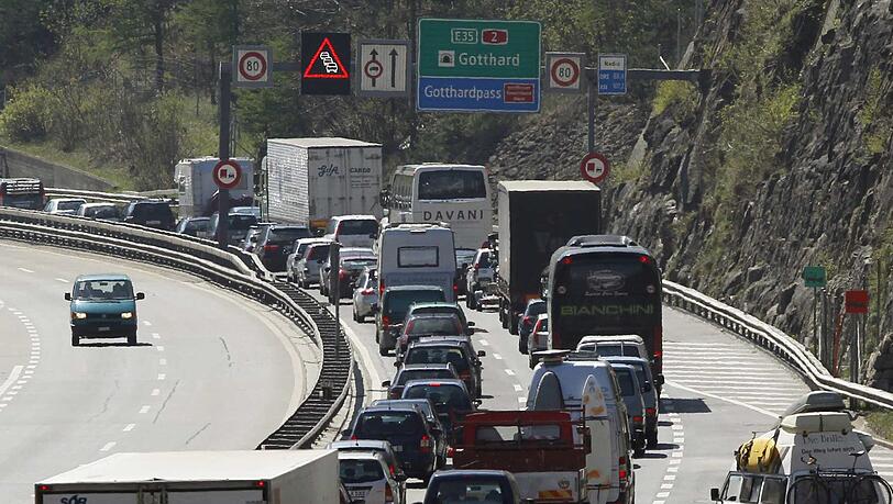 Ein bis zu 14 Kilometer langer Stau bildete sich vor dem Gotthardtunnel (Archivbild). Ein bis zu 14 Kilometer langer Stau bildete sich vor dem Gotthardtunnel (Archivbild).
