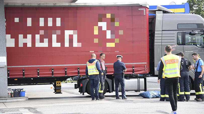 Unfallort Tankstelle: Eine Radlerin wurde hier von einem Lkw überrollt - die Bilder aus Sauerlach.