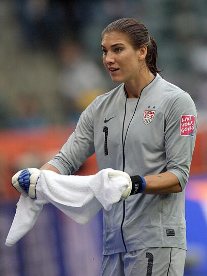 Die schönste Entdeckung der Frauen-WM: Hope Solo. Das Leben der USA-Torfrau soll jetzt sogar verfilmt werden. Ihre schönsten Bilder gibt's hier bei uns.