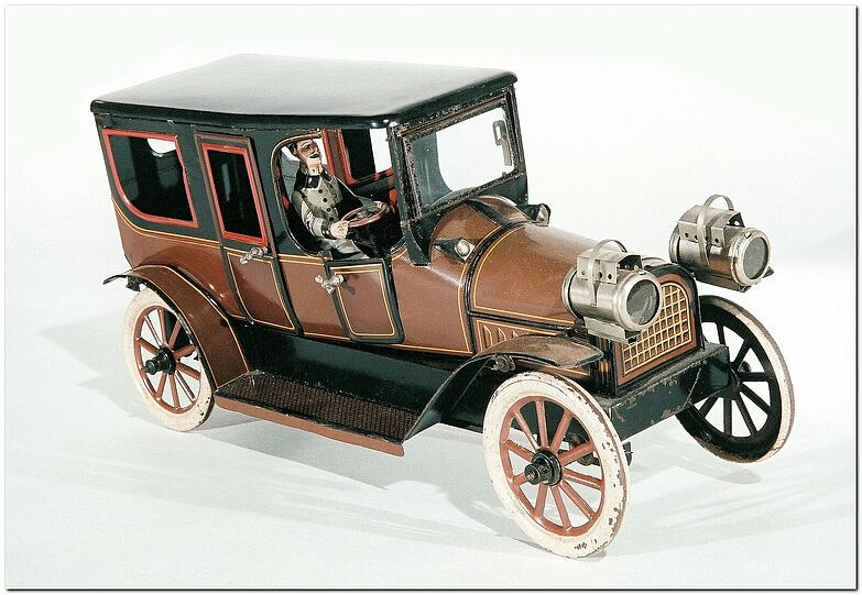 Die Limousine von "Karl Bub" aus dem Jahr 1912 verfügt über zwei Speicherräder, zwei große Petrolium-Schweinwerfer und Rundumverglasung mit verstellbarer Windschutzscheibe. Da wär' man gern am Steuer.