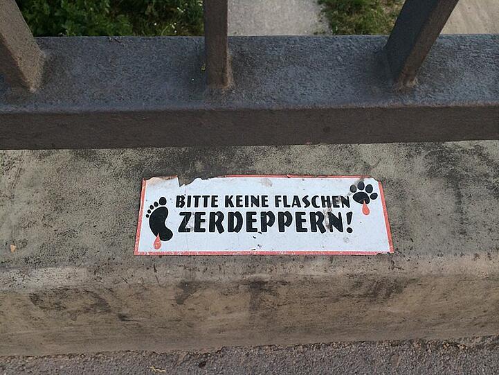 "Bitte keine Flaschen zerdeppern": ein häufig ignorierter Hinweis auf der Reichenbachbrücke.