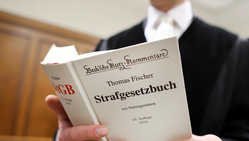 Ein Richter im Gerichtssaal hält das Strafgesetzbuch (StGB) in der Hand. Foto: Oliver Berg/Archivbild Ein Richter im Gerichtssaal hält das Strafgesetzbuch (StGB) in der Hand. Foto: Oliver Berg/Archivbild