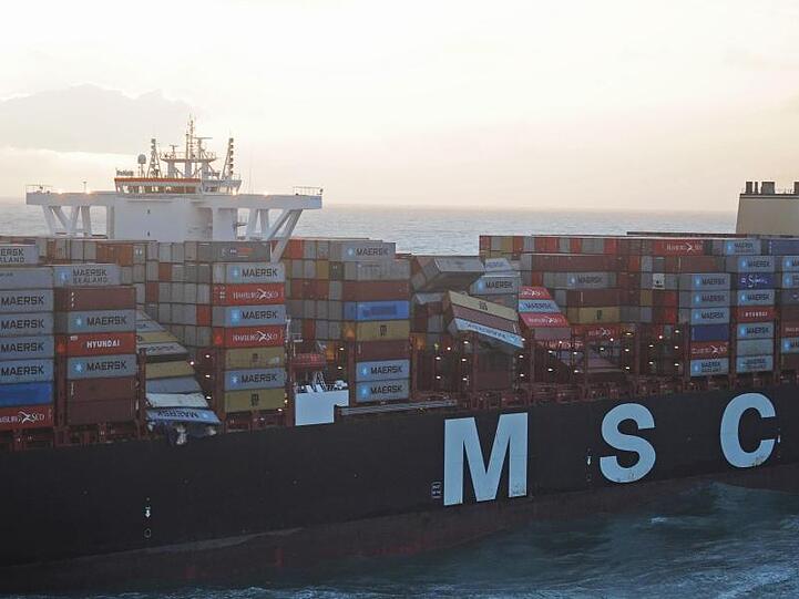 Die Luftaufnahme aus einem Überwachungsflugzeug des Havariekommandos zeigt das Containerschiff MSC ZOE, das im Sturm bis zu 270 Container verloren hat.