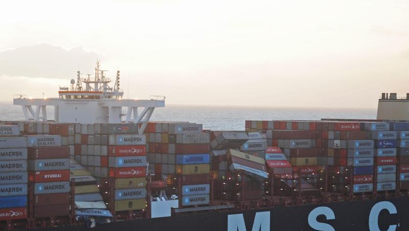 Die Luftaufnahme aus einem Überwachungsflugzeug des Havariekommandos zeigt das Containerschiff MSC ZOE, das im Sturm bis zu 270 Container verloren hat. Die Luftaufnahme aus einem Überwachungsflugzeug des Havariekommandos zeigt das Containerschiff MSC ZOE, das im Sturm bis zu 270 Container verloren hat.