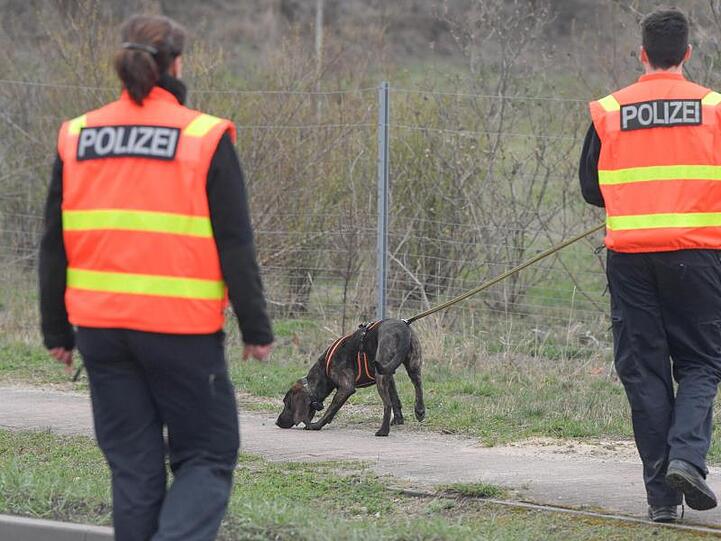 Ein Polizeihund wird zur Suche an der Abfahrt der Autobahn 12 in Fürstenwalde im Landkreis Oder-Spree eingesetzt.
