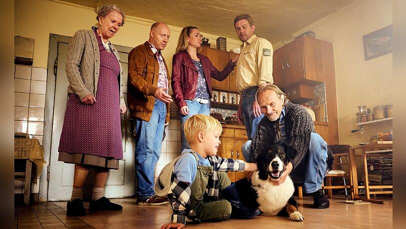 "Guglhupfgeschwader": Familie Eberhofer heißt Hund Hinkelotta herzlich willkommen.