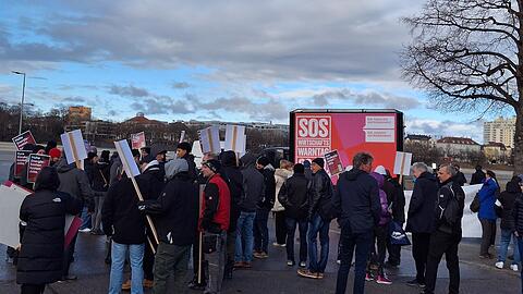 Rund 100 Menschen haben sich am Mittwochvormittag auf dem Esperantoplatz an der Theresienwiese versammelt. Unternehmer demonstrierten anlässlich der kommenden Bundestagswahl für mehr wirtschaftliche Freiheit.
