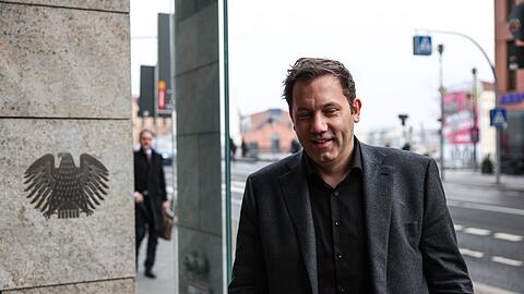Für SPD-Chef Lars Klingbeil ist die Regierungsbildung kein Selbstläufer. Die Verhandlungen dürften inhaltlich nicht einfach werden.