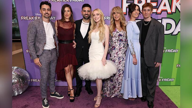 Beim "Freakier Friday"-Screening in New York City wurde Lindsay Lohan unterstützt von ihrem Mann Bader Shammas, ihrer Mutter Dina Lohan und ihren Geschwister Ali Lohan, Dakota Lohan, Michael Jr. und seine Frau Nina.