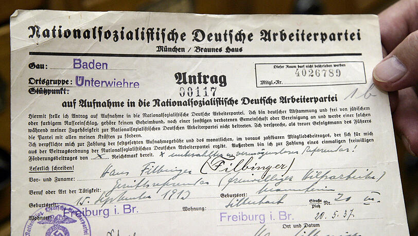 NSDAP-Aufnahmeantrag des fr&uuml;heren baden-w&uuml;rttembergischen Ministerpr&auml;sidenten Hans Filbinger. Die sichergestellte Mitgliederkartei und andere Dokumente der NSDAP waren Grundlage f&uuml;r die Entnazifizierung.