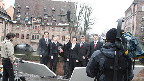 Ergo-Mitarbeiter und Film-Crew auf der Museumsbrücke: „Ein schönes Motiv für unseren Spot“, meinte Werbemann Heene. Ergo-Mitarbeiter und Film-Crew auf der Museumsbrücke: „Ein schönes Motiv für unseren Spot“, meinte Werbemann Heene.