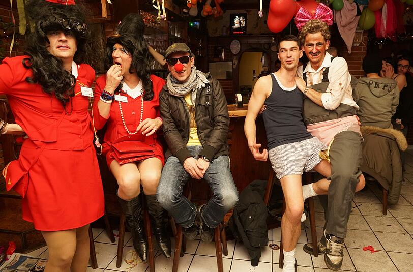 Fasching gibt's auch in den Münchner Kneipen. Diese Fünf haben Spaß beim &bdquo;Grattlerball&ldquo; im Glockenbachviertel: Volker, Stefan, Volker, Matthias und Alex (von links).