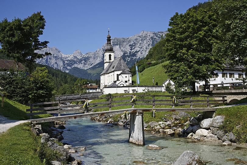 Die Pfarrkirche St. Sebastian in Ramsau bei Berchtesgarden.