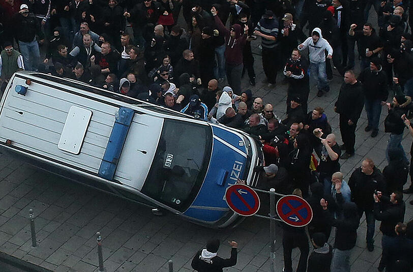 Bei den Ausschreitungen in Köln wurden mehrere Polizisten verletzt.