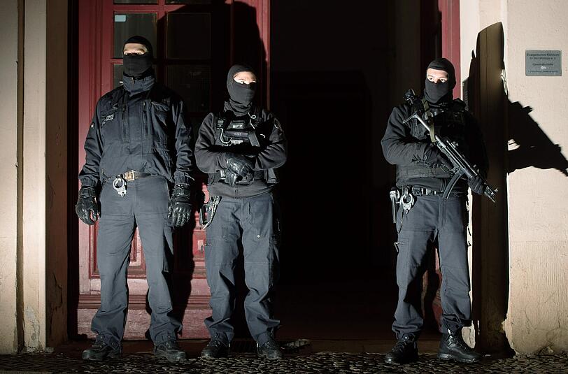 Mitglieder eines Polizei-Sonderkommandos während einer Razzia in Berlin