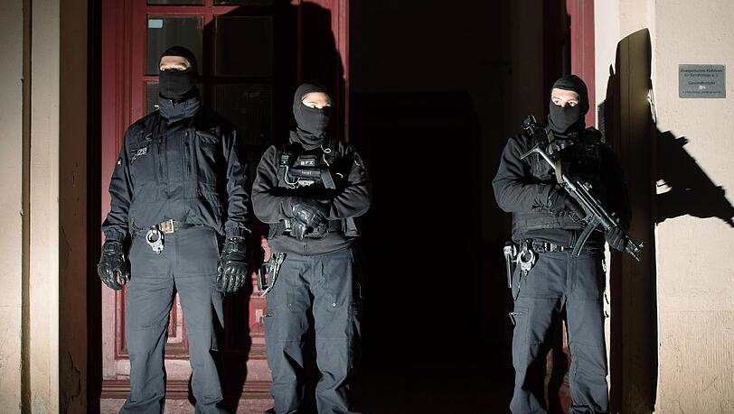 Mitglieder eines Polizei-Sonderkommandos während einer Razzia in Berlin Mitglieder eines Polizei-Sonderkommandos während einer Razzia in Berlin