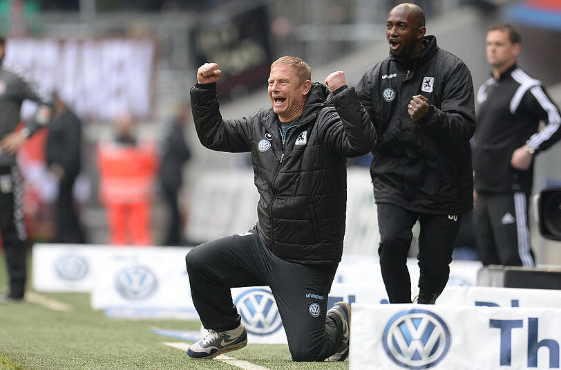 Der Neue hatte allen Grund zum feiern: Der TSV 1860 München gewinnt bei der Premiere von Torsten Fröhling als Cheftrainer mit 2:1 gegen St. Pauli.