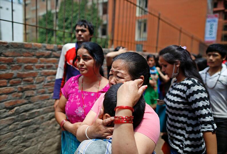 In Panik rennen die Bewohner Kathmandus auf die Straßen - Bilder kurz nach dem Nachbeben am Dienstag.