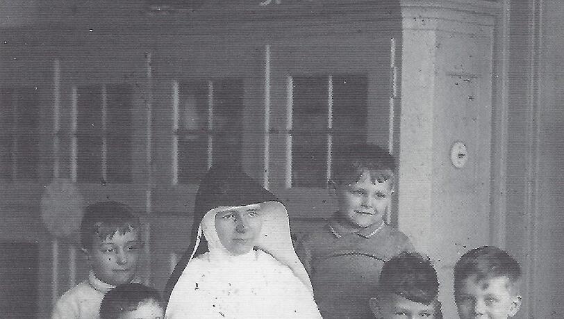 Der kleine Richard (rechts hinten) anno dazumal, gut behütet von Schwester Stanislava. Der kleine Richard (rechts hinten) anno dazumal, gut behütet von Schwester Stanislava.