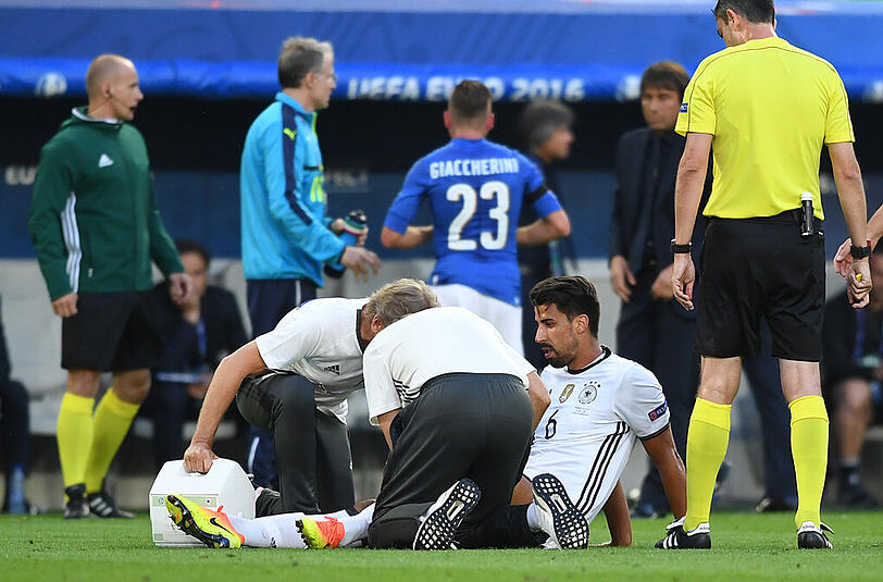 Frühes Aus im Spiel gegen Italien: Sami Khedira muss in der 16. Minute vom Platz. Die Bilder.