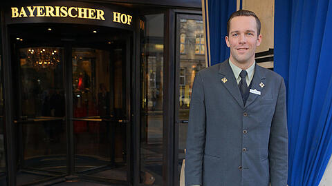 Florian Weidenbach ist Concierge im Bayerischen Hof und kennt den Namen von jedem Hotelgast.
