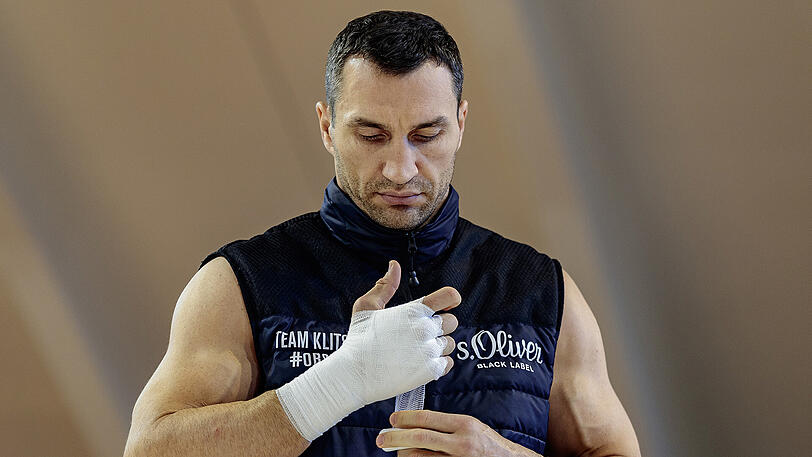 Beim Pressetraining in der Tennishalle seine Stamm-Hotels "Stanglwirt" gibt Wladimir Klitschko nur begrenzte Einblicke in seine Vorbereitung. Drei Runden Tatzenarbeit mit seinem amerikanischen Trainer Jonathon Banks, dazu eine Sparringsrunde mit dem 27-jährigen Ukrainer Viktor Vykhryst &ndash; einem von rund 15 Sparringspartnern, die ihm helfen sollen auf seinem Weg zurück auf den Schwergewichtsthron. Auffällig bei der 3-Minuten-Einheit ist, wie gut durchtrainiert Klitschko schon jetzt wirkt.