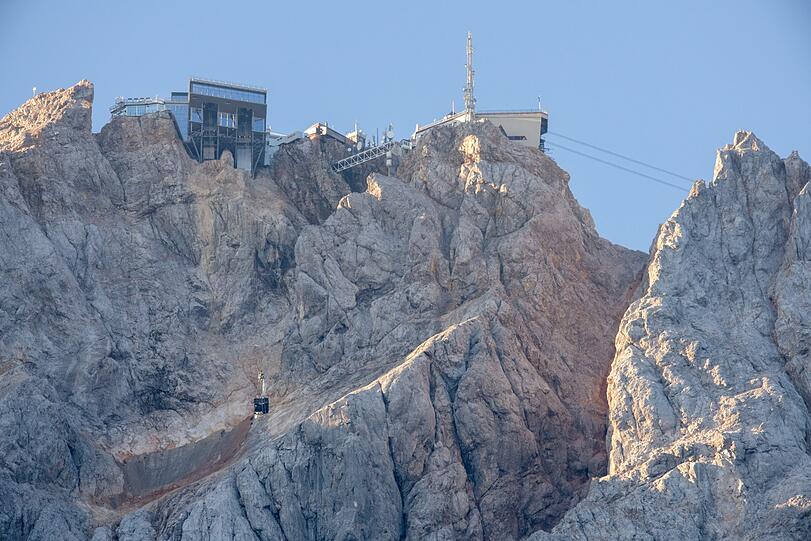 Die beschädigte Seilbahnkabine der Zugspitzseilbahn wird zur Bergung zur Bergstation der Zugspitze hochgezogen.