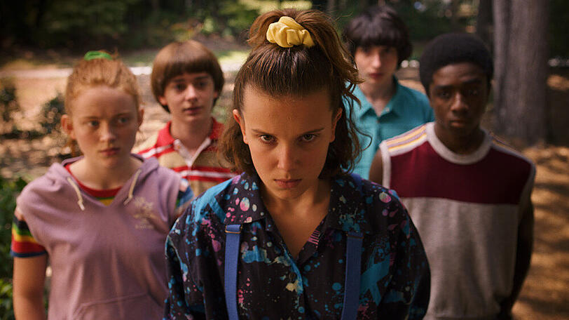 Sadie Sink (v.l.), Noah Schnapp, Millie Bobby Brown, Finn Wolfhard und Caleb McLaughlin in der dritten Staffel von "Stranger Things".