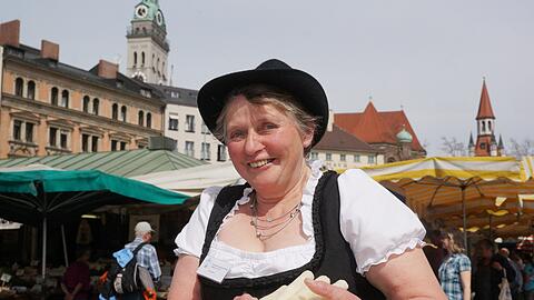 Maria Endres vom Spargelverband freut sich über frisch geernteten Spargel.