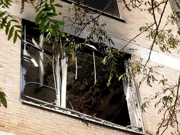 Nach Brand im Marien Hospital sind Schäden am Fenster eines Zimmers zu sehen.