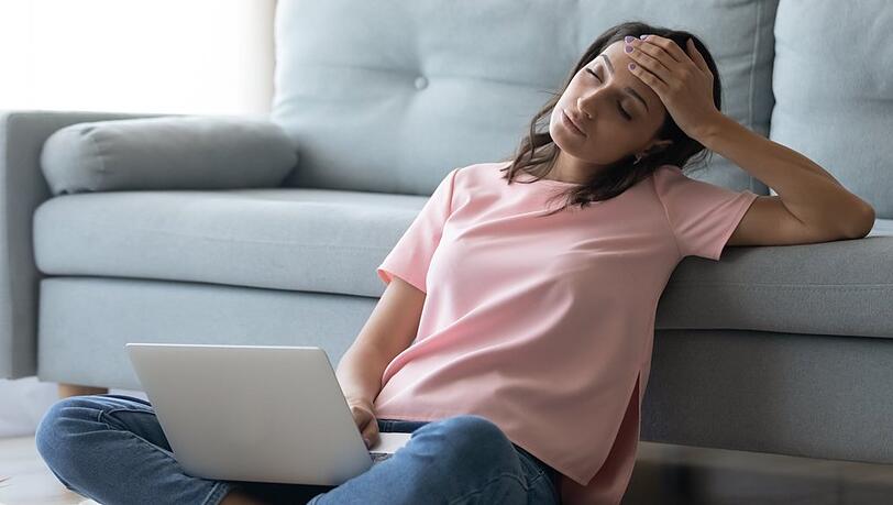 Vor allem Frauen fühlen sich durch Corona ausgebrannter und leiden unter Urlaubsmangel.
