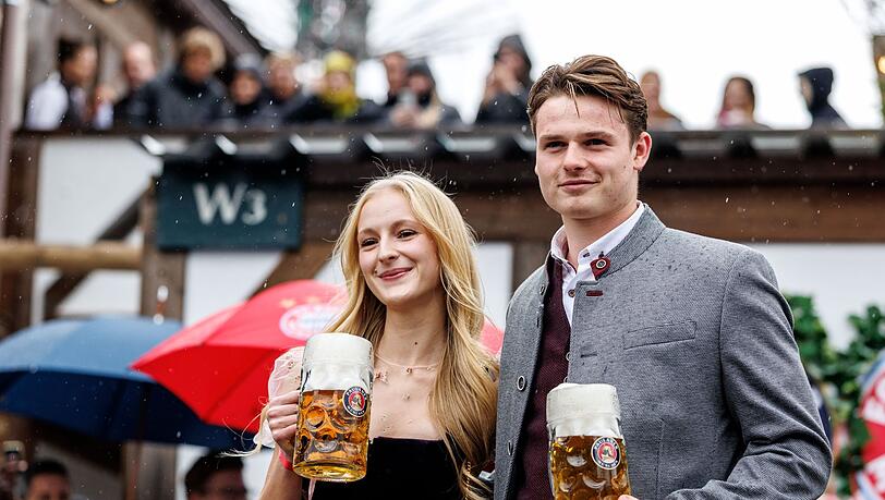 Jonas Urbig zusammen mit Katharina auf dem Oktoberfest.