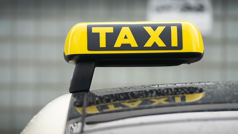 Zwischen zwei Taxifahrern und einem Fahrgast brach ein Streit aus. (Symbolbild)