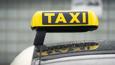 Zwischen zwei Taxifahrern und einem Fahrgast brach ein Streit aus. (Symbolbild)