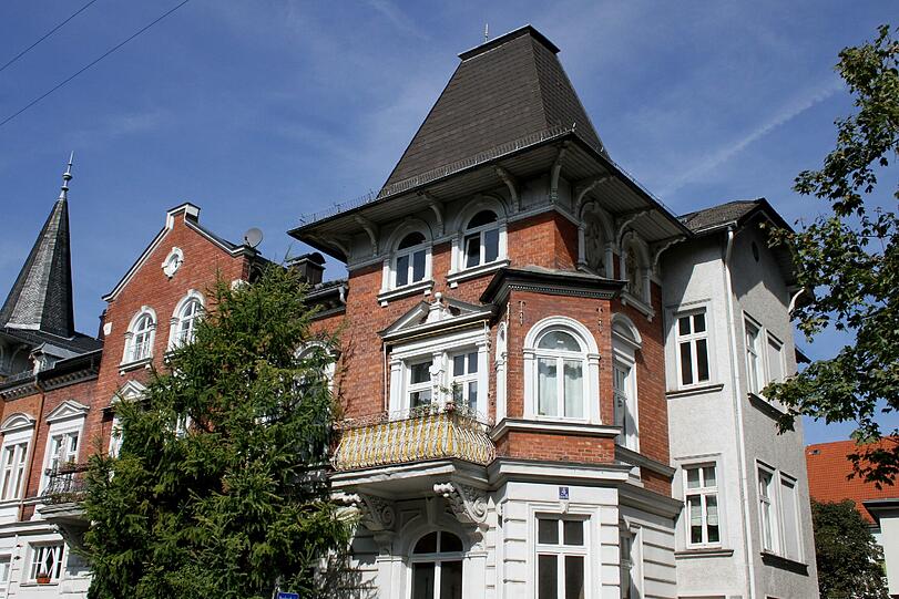 Idylle mit Baum: Bei der Kaiserstraße 4 steht eine Luxussanierung an. Die Lärche ist mittlerweile schon umgesägt.