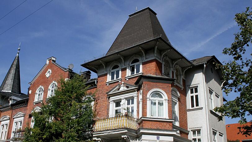 Idylle mit Baum: Bei der Kaiserstraße 4 steht eine Luxussanierung an. Die Lärche ist mittlerweile schon umgesägt. Idylle mit Baum: Bei der Kaiserstraße 4 steht eine Luxussanierung an. Die Lärche ist mittlerweile schon umgesägt.