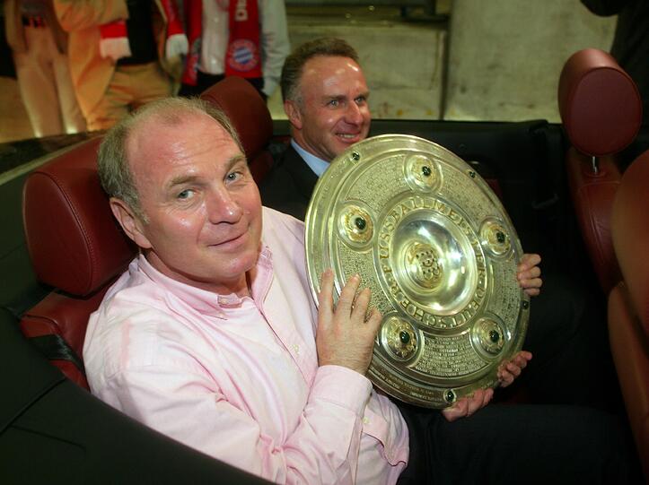14.05.2005: Bayern-Manager Uli Hoeneß feierte im Cabrio die deutsche Meisterschaft, präsentierte stolz die "Schale".