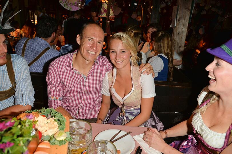 Und noch mehr FC-Bayern-Prominenz: Arjen Robben kam mit seiner Frau Bernadien.
