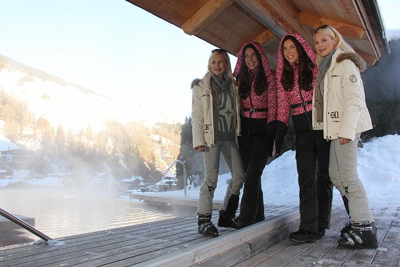 Moderatorin Alexandra Polzin und Designerin Sonja Kiefer genießen das schöne Wetter in Saalbach-Hinterglemm.