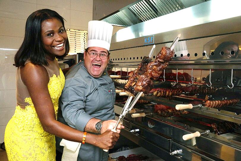 Simone Weissmann mit einem ihrer Rodizio-Köche: Sie will die brasilianische Esskultur in München etablieren.