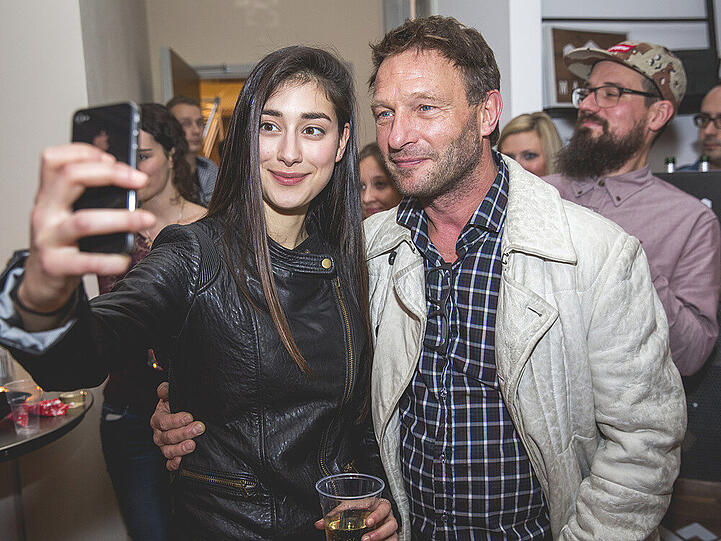 Prominentes Selfie: Thomas Kretschmann posiert mit Elif für ein gemeinsames Foto