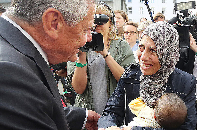 Bundespräsident Joachim Gauck besucht die Flüchtlingsunterkunft im ehemaligen Rathaus in Berlin-Wilmersdorf.