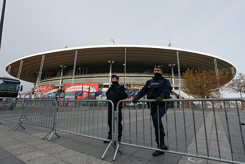 Trauer in und um Paris. Die Bilder nach der Serie von der Terroranschlägen.