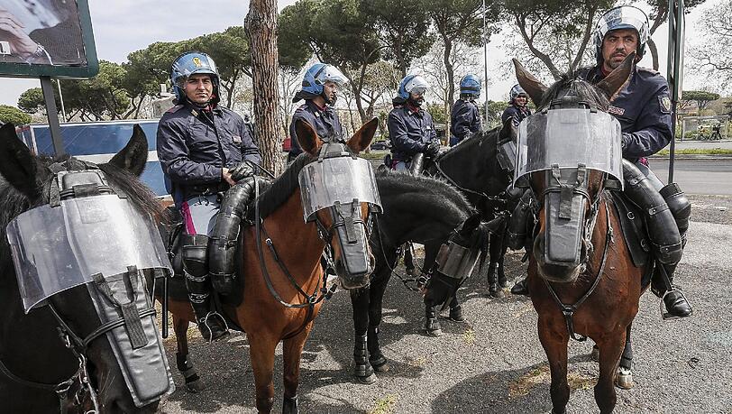 Hohe Polizeipräsenz beim römischen Stadtderby. Hohe Polizeipräsenz beim römischen Stadtderby.
