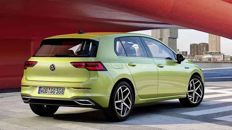 Das Heck des Golf 8 wirkt deutlich breiter als beim Vorgänger.