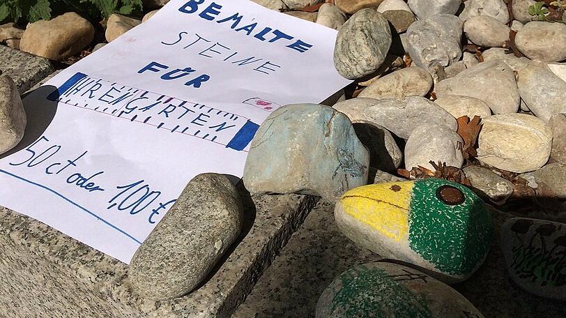 Bemalte Steine an der Nymphenburger Straße.