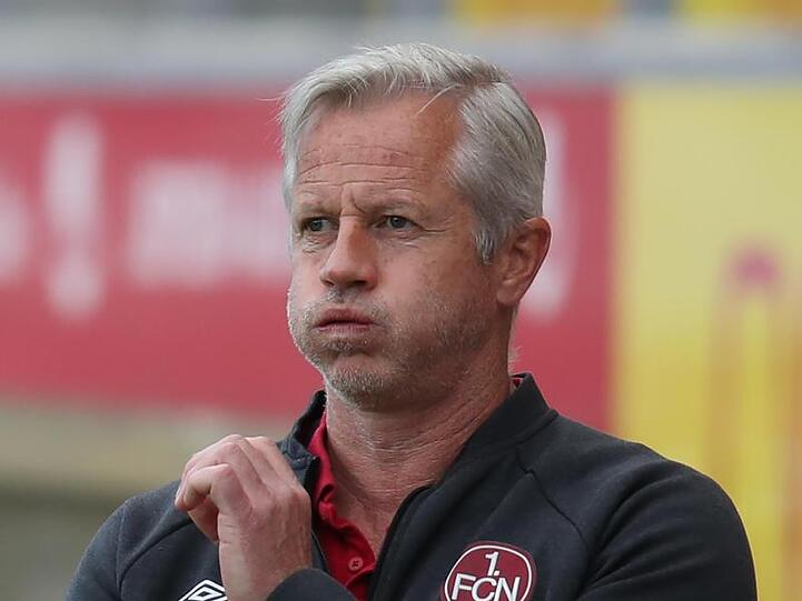 Trainer Jens Keller von Nürnberg gestikuliert während des Spiels. Foto: Daniel Karmann/dpa-Pool/dpa