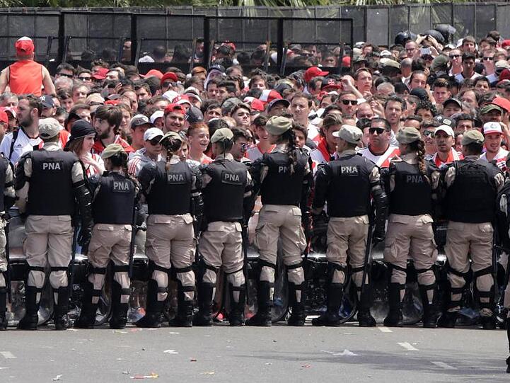 Sicherheitskräfte halten die Fans von River Plate vor dem Stadion zurück. Insgesamt 2000 waren im Einsatz.